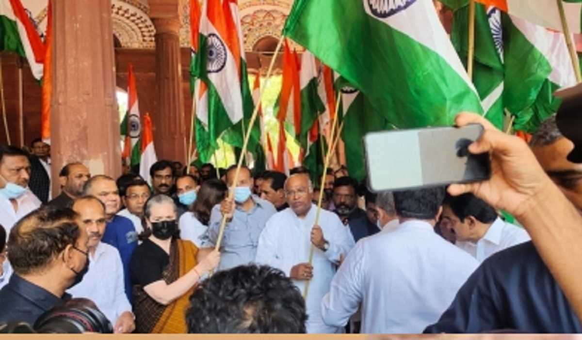 एकजुट विपक्ष ने केंद्र के खिलाफ संसद भवन से विजय चौक तक निकाला तिरंगा मार्च